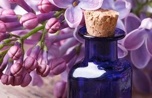 Tintura su fiori viola per pulire le unghie malate