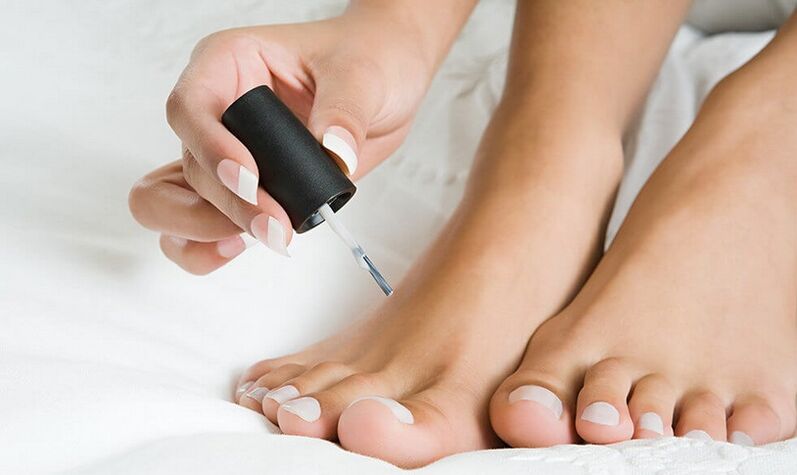 Applicare lo smalto per trattare il fungo dell'unghia del piede